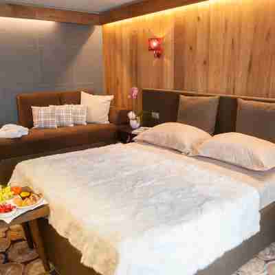 Alexander Charme Hotel Rooms