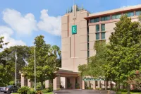 Embassy Suites by Hilton Tampa USF Near Busch Gardens Hotels in der Nähe von One bench park