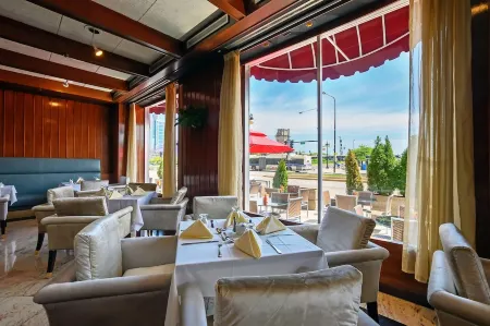 The Congress Plaza Hotel & Convention Center Отели рядом с достопримечательностью «Лури Гарден»