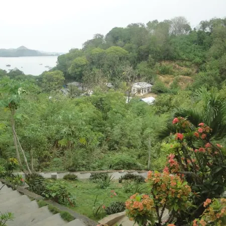CF Komodo Hotel