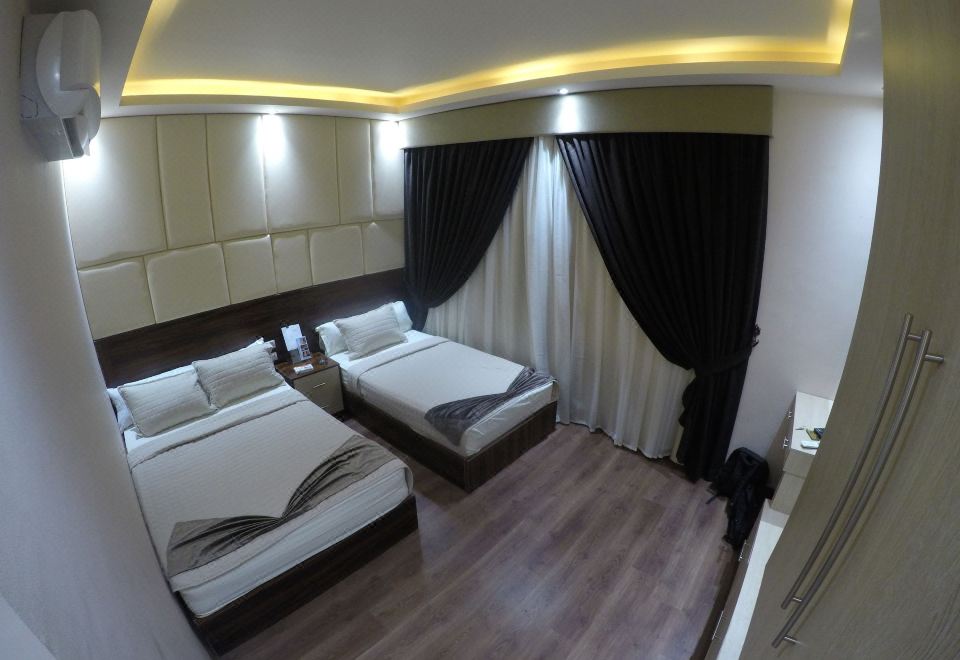 그랜드 시티 호텔 객실 또는 조식 장면