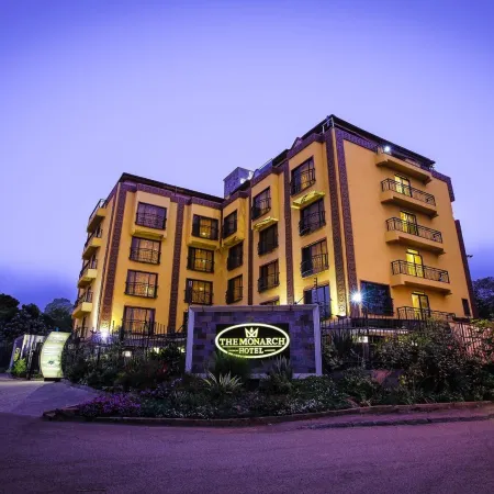 The Monarch Hotel Отели рядом с достопримечательностью «Торговый центр Yaya Centre»
