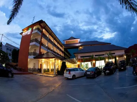 Amnauysuk Hotel Отели рядом с достопримечательностью «Wat Pho Non Than»