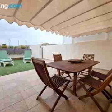 Comfortable Modern House with Jacuzzi, and Access to Swimming Pool Dining/Meeting Rooms