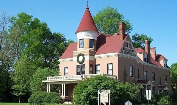 Victorian Inn B&B Hotels near Bent River Brewing Company