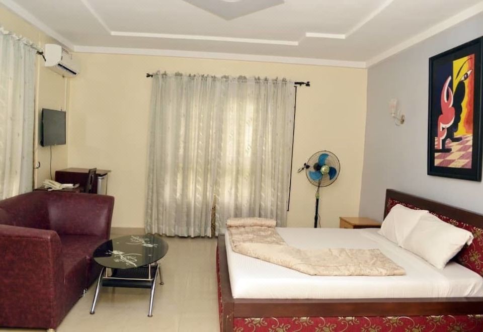Queens Court Hotel - Housity