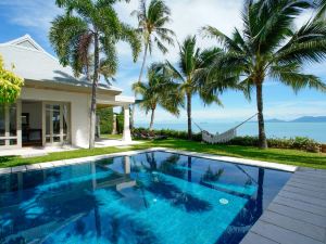 Beachfront Villa in Boutique Resort (M7)