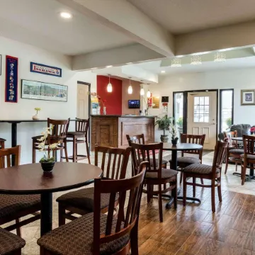 Econo Lodge University