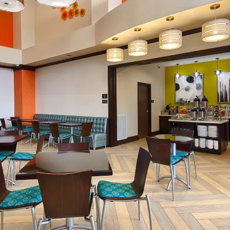 Best Western Premier Ashton Suites-Willowbrook Отели рядом с достопримечательностью «Виллоубрук»