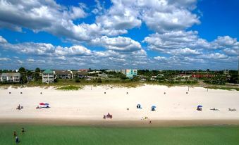 Travelodge by Wyndham Panama City Beach / Beachfront