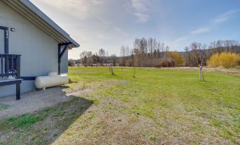 Cozy CLE Elum Cabin with 3 Acres and Stocked Pond