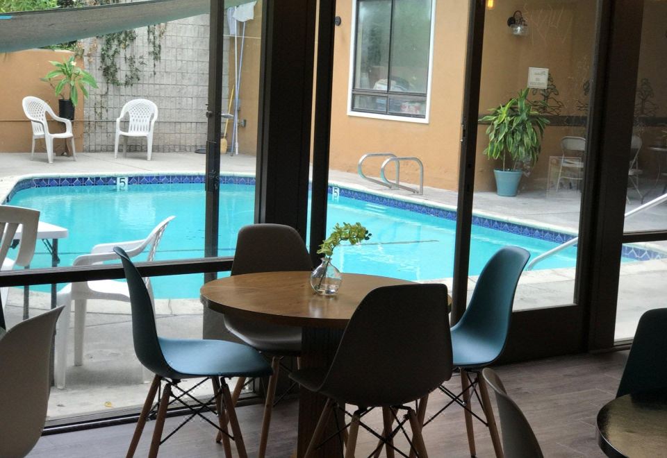 3. 그린트리 인 &..