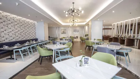 Golden Tulip Essential Makassar Отели рядом с достопримечательностью «Wisma Pattimura»