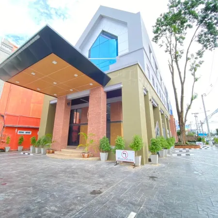 Manomon Residence Отели рядом с достопримечательностью «Парк Расчаданусорн»