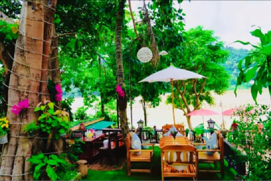 アニサ・メコンリバーサイドヴィラ オックポップトックストア周辺のホテル