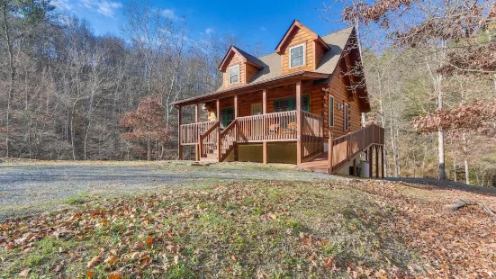 Wardensville Cabin w/ Hot Tub, Creek & Fire Pit!