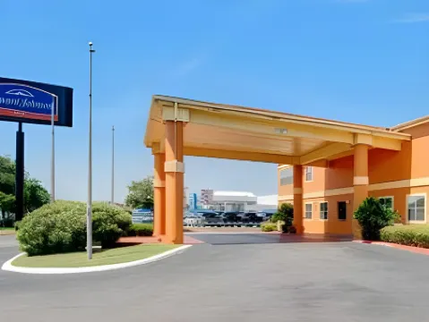 I-10 近德克薩斯嘉年華凱藝套房酒店