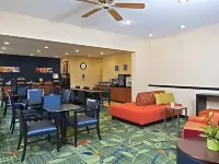 Fairfield Inn & Suites Saginaw - parking