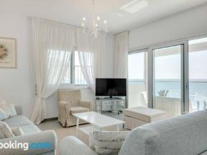 Phaedrus Living: Beach Front Flat Kyma