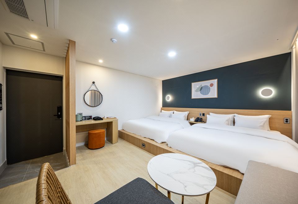 넘버25호텔의 고급스러운 침구 및 TV 화면