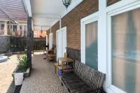 Urbanview Hotel Villa Q Gisting by RedDoorz Hotel di Gisting