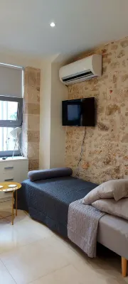 [Bracket]      Studio