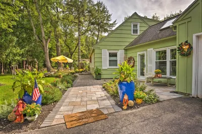 Pittsford Trolley Home - Near Erie Canal! Hotel dekat Penfield Presbyterian Church & Early Learning Center