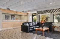 Howard Johnson by Wyndham Fort St. John Hotels in Peace River C