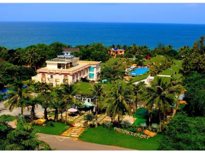 Phu Van Resort & Spa Отели рядом с достопримечательностью «Лонг-Бич Перлс»