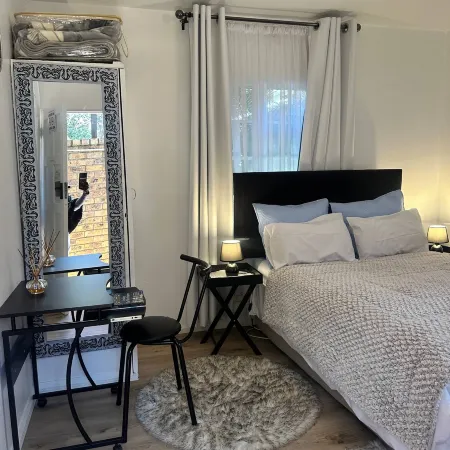 Charming Executive Studio, Solar power, WiFi Отели рядом с достопримечательностью «Торговый центр Killarney»