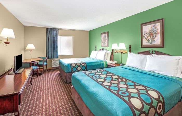 Super 8 by Wyndham McHenry/Fox Lake Area