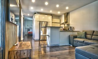 Downtown Sherby - Central, Parking, King Bed, Sleeps 3