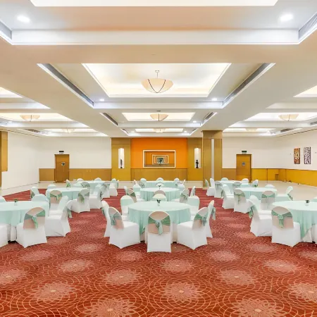 Lemon Tree Hotel, East Delhi Mall, Kaushambi Отели рядом с достопримечательностью «Храм Акшардхам»