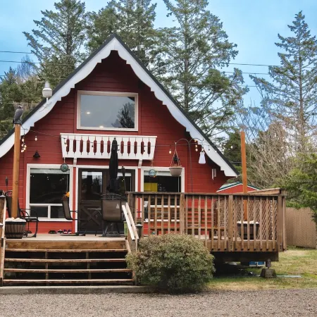 Cozy Cabin with 8 Minute Walk to the Beach!