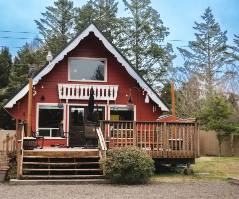 Cozy Cabin w/ 6 minute walk to the beach!