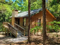 Cabin #10-Cozy log cabin nestled in the woods brief walk to Table Rock Lake Hotéis em Shell Knob