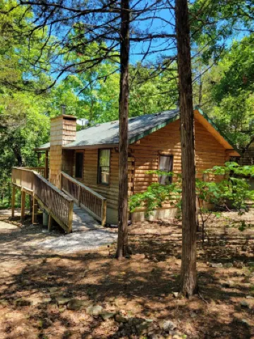 Cabin #10-Cozy log cabin nestled in the woods brief walk to Table Rock Lake Hotels in Shell Knob