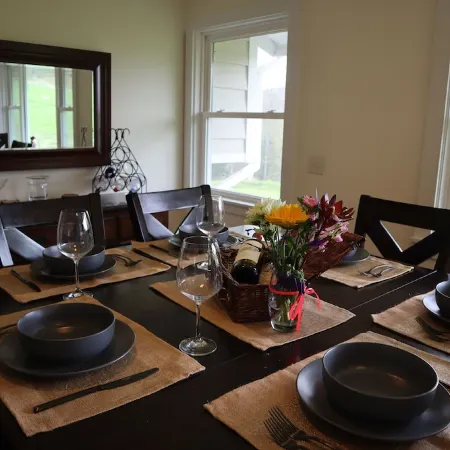 Cozy Ski House in Stowe, 5 min to village, perfect for family/friends getaway