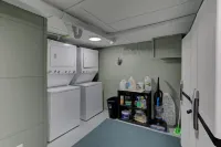 Tiny Trendy Traveler's Studio in Historic Midtown!