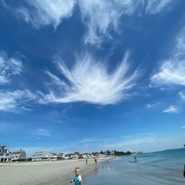 Anchors Away Inn 2 Br Apt 1 min walk to the Beach King & Queen