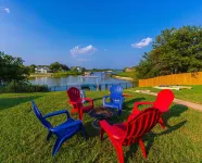 Lakefront Home with Dock, 6 Kayaks! 3 Miles to Granbury Square