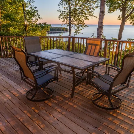 SPECTACULAR WATER VIEWS on the bluff. Secluded. Quiet.