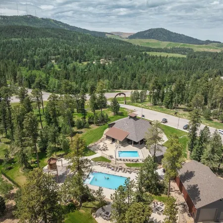 Expansive 7 bedroom, 3 car garage, 2 hot tubs, paved roads, wifi & pool access