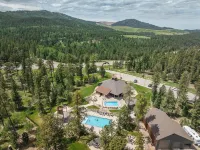Expansive 7 bedroom, 3 car garage, 2 hot tubs, paved roads, wifi & pool access -  Privatzimmer