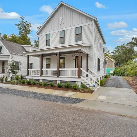 Luxurious Living in Old Town Bluffton! Sleeps 6! Prime Location!
