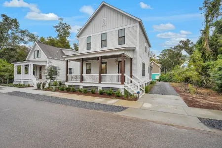 Brand New Home in Old Town Bluffton. Walk to Promenade and May River Отели в г. Блаффтон