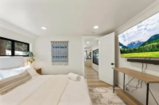 Modern Cozy Cabin Retreat