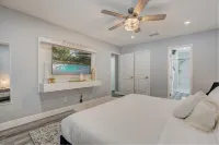 Tropical Luxury Escape with Backyard Oasis & Pool 레터스 레이크 공원 보드웍 앤드 네이쳐 트레일 옵셔베이션 타워 주변 호텔