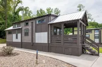 Tiny home mountain retreat w/ view, covered outdoor patio, fire pit