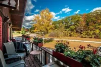 Boars Bungalow - Linderhof Golf, Pool, & More!